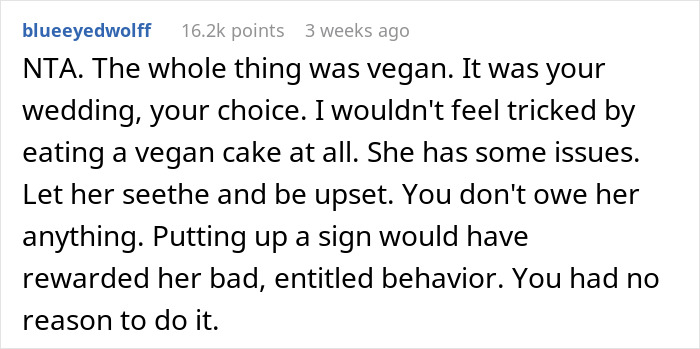 Screenshot of a comment discussing a vegan wedding cake and guest behavior. Screenshot of a comment discussing a vegan wedding cake and guest behavior.