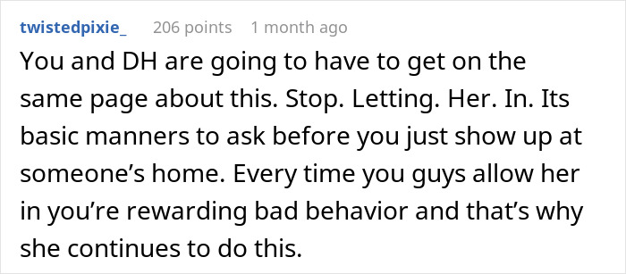 Text from a forum post discussing the etiquette of strangers arriving unannounced. Text from a forum post discussing the etiquette of strangers arriving unannounced.