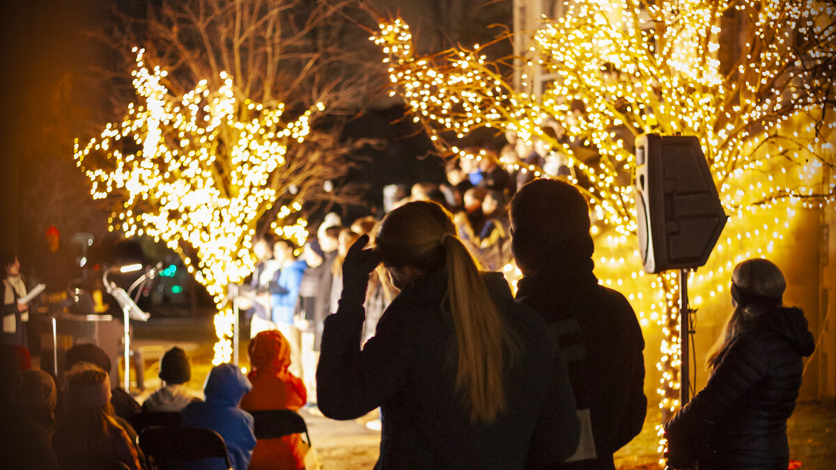 Lessons & Lights: I Photographed The Annual Evening Christmas Service At My Old High School (9 Pics)