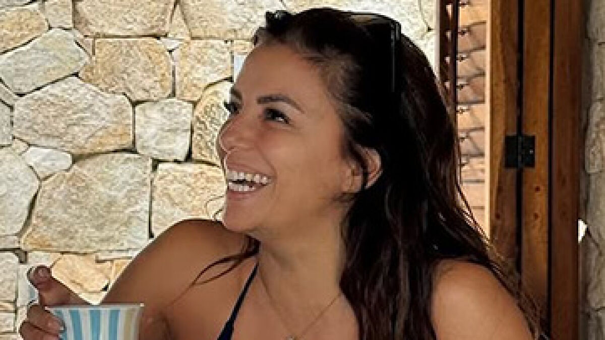 “Aging Backwards”: Eva Longoria Rings In Christmas Season With “Out Of Office” Bikini Photos