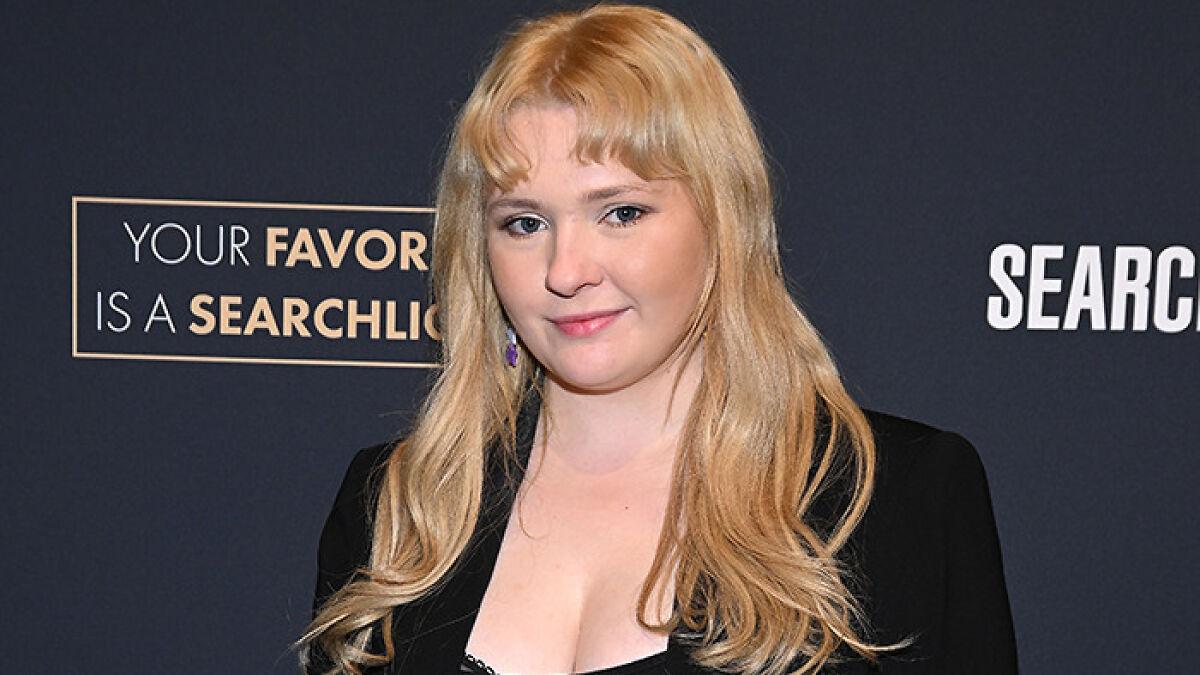 Abigail Breslin Backs Blake Lively, Shares Her Own Harassment Story With Aaron Eckhart