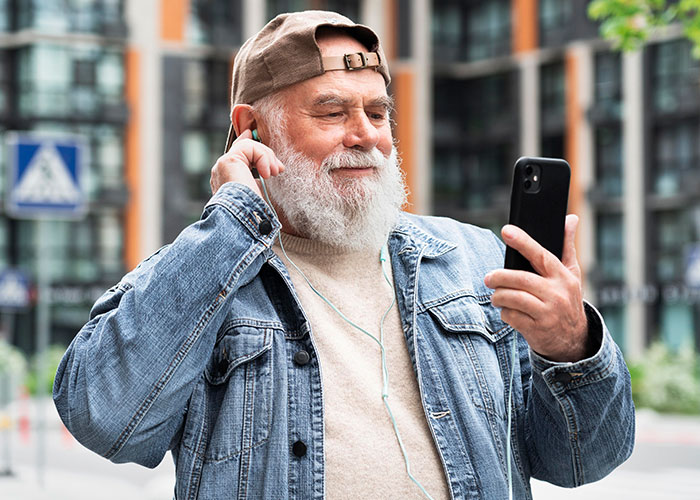 Elderly Dad Falls For Deepfake Scam, Son Fears The Worst After He Divorces Wife And Sells Home Elderly Dad Falls For Deepfake Scam, Son Fears The Worst After He Divorces Wife And Sells Home