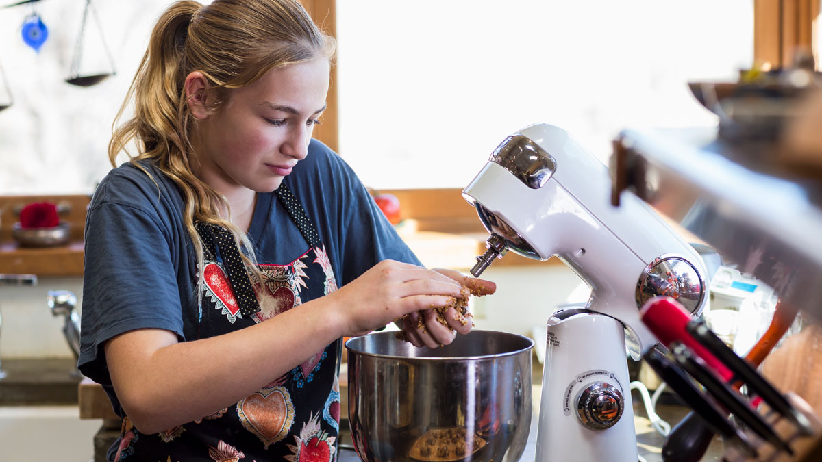 “She’s Family”: Teen Refuses To Bake 100 Cookies For A Christmas Party For Free