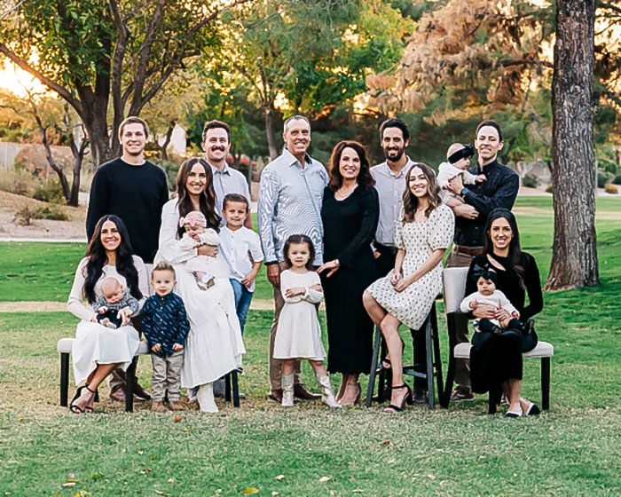 “Poor Mamma”: The Internet Is Divided Over Family’s Controversial Holiday Card Photo “Poor Mamma”: The Internet Is Divided Over Family’s Controversial Holiday Card Photo