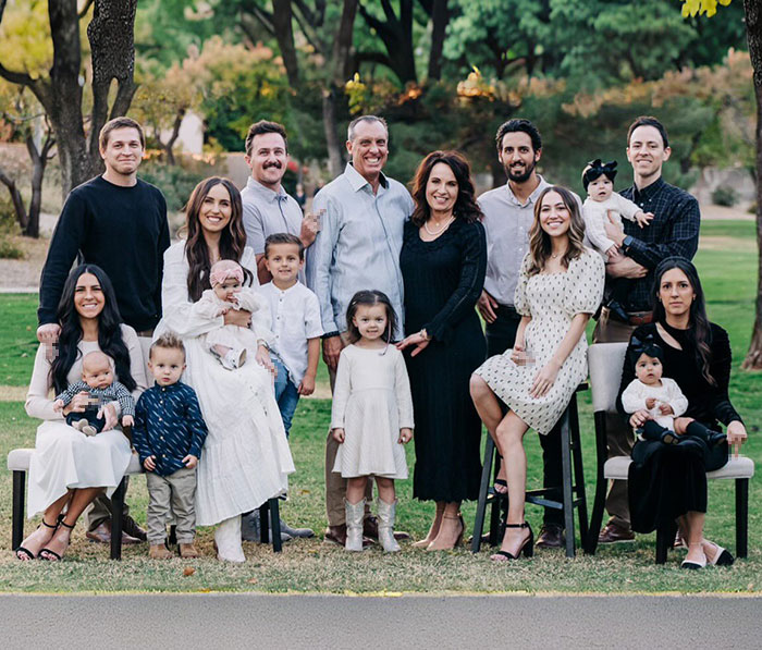 “Poor Mamma”: The Internet Is Divided Over Family’s Controversial Holiday Card Photo “Poor Mamma”: The Internet Is Divided Over Family’s Controversial Holiday Card Photo