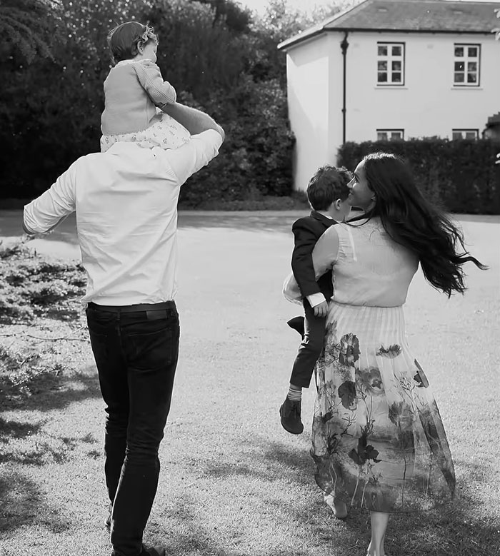 “No Way Those Kids Are Theirs”: Outrage After Harry And Meghan Share Pic Of Kids In Holiday Card “No Way Those Kids Are Theirs”: Outrage After Harry And Meghan Share Pic Of Kids In Holiday Card