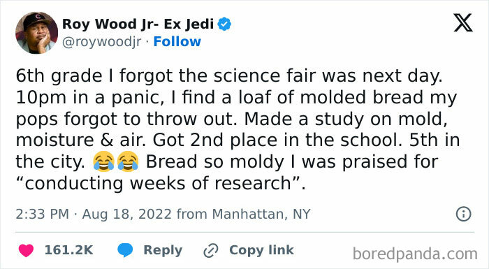 Tweet about a science fair project using moldy bread, adding humor to science knowledge with emojis.