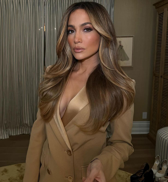 Jennifer Lopez in a stylish beige blazer, showcasing her elegant look for a dinner outing. Jennifer Lopez in a stylish beige blazer, showcasing her elegant look for a dinner outing.