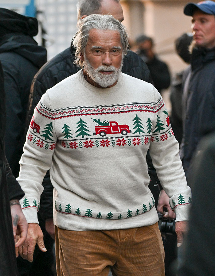 People Get Emotional After Arnold Schwarzenegger Is Spotted Being Protected By 5 Bodyguards People Get Emotional After Arnold Schwarzenegger Is Spotted Being Protected By 5 Bodyguards