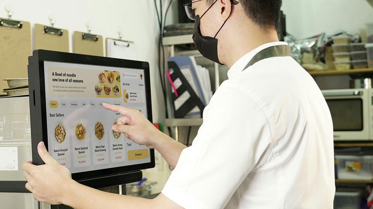 Staff Shames Customer Over $0 Tip, Cold Food Sends A Chilling Message 10Min Later