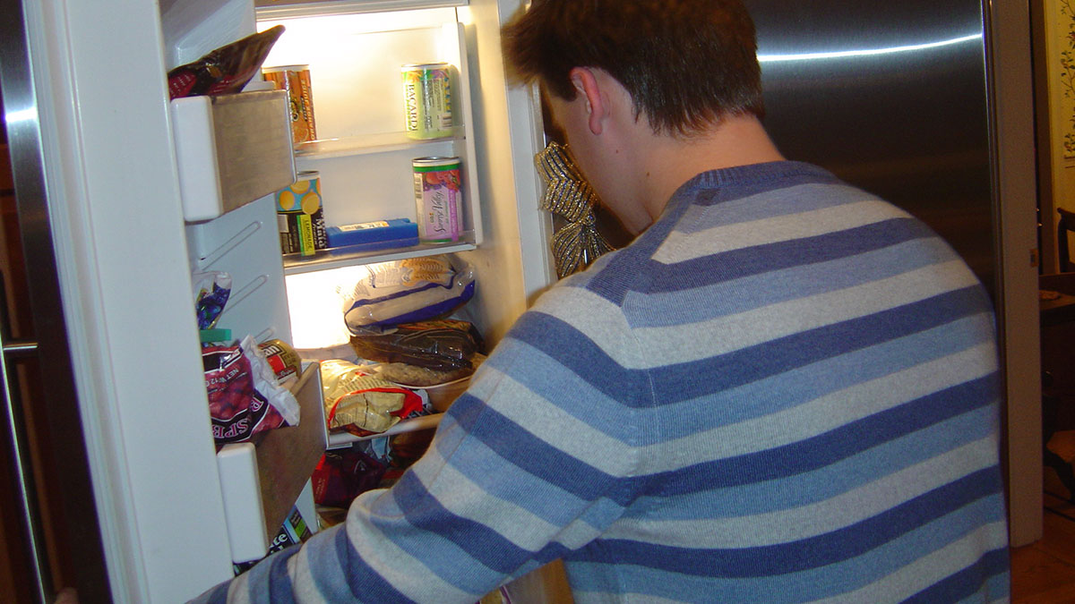 Guy Shares Awkward Living Situation, People Urge Him To Leave: “His Girlfriend Moved In”