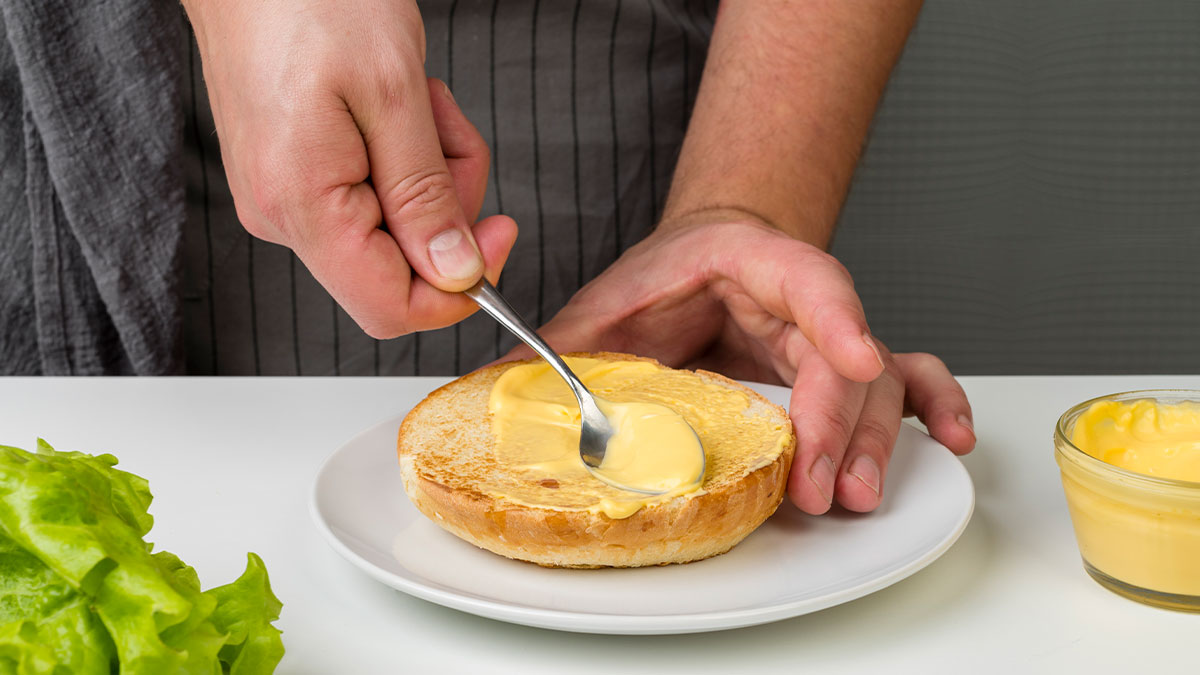 Folks Call Lady’s BF Toxic As He Confronts Her Over Mayo Being Liquidy And Says She Sabotaged It