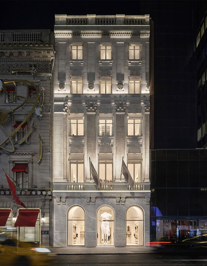 "Why Does It Have Bush?": Fans Stunned By Detailed Mannequins In Kim Kardashian's NYC Skims Store "Why Does It Have Bush?": Fans Stunned By Detailed Mannequins In Kim Kardashian's NYC Skims Store