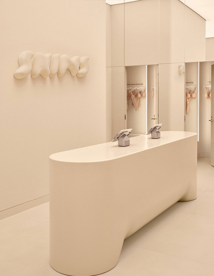 "Why Does It Have Bush?": Fans Stunned By Detailed Mannequins In Kim Kardashian's NYC Skims Store "Why Does It Have Bush?": Fans Stunned By Detailed Mannequins In Kim Kardashian's NYC Skims Store