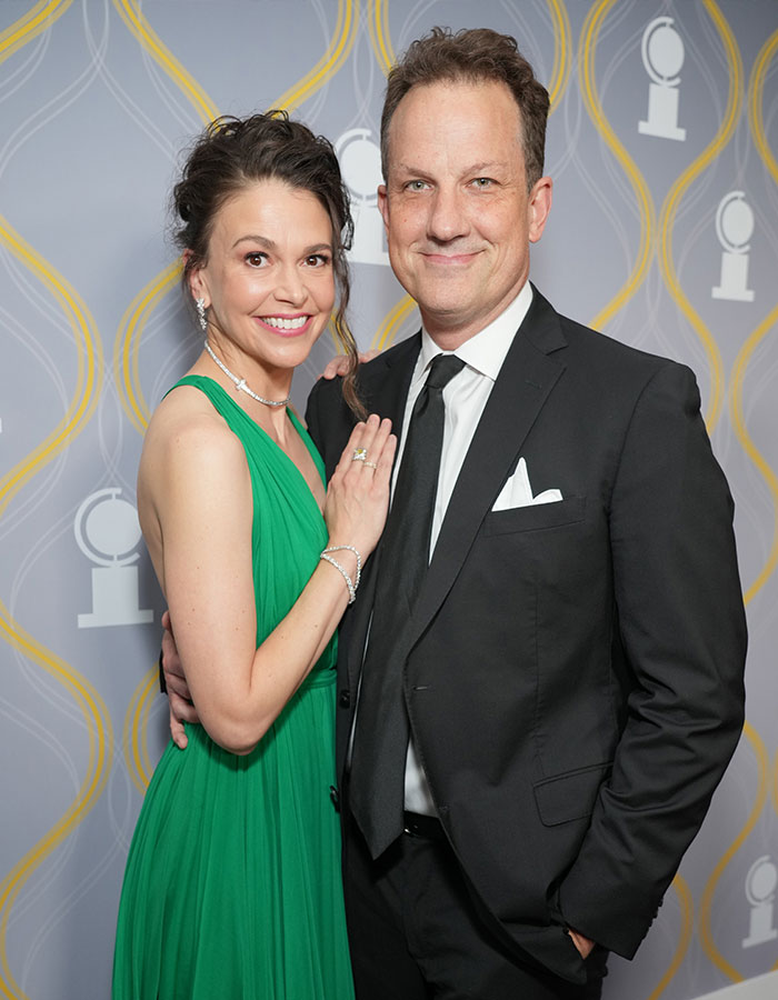 Hugh Jackman’s "Girlfriend" Sutton Foster Ditches Wedding Ring Amid Cheating Rumors: "Showmance" Hugh Jackman’s "Girlfriend" Sutton Foster Ditches Wedding Ring Amid Cheating Rumors: "Showmance"