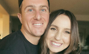 “Poor Mamma”: The Internet Is Divided Over Family’s Controversial Holiday Card Photo “Poor Mamma”: The Internet Is Divided Over Family’s Controversial Holiday Card Photo