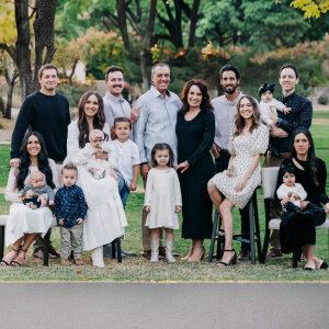 “Poor Mamma”: The Internet Is Divided Over Family’s Controversial Holiday Card Photo “Poor Mamma”: The Internet Is Divided Over Family’s Controversial Holiday Card Photo