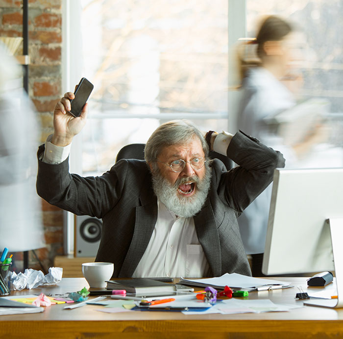 After Boss Sends “Breathtakingly Inhuman” Text, Expert Shares Warning Signs Of Bad Leaders After Boss Sends “Breathtakingly Inhuman” Text, Expert Shares Warning Signs Of Bad Leaders