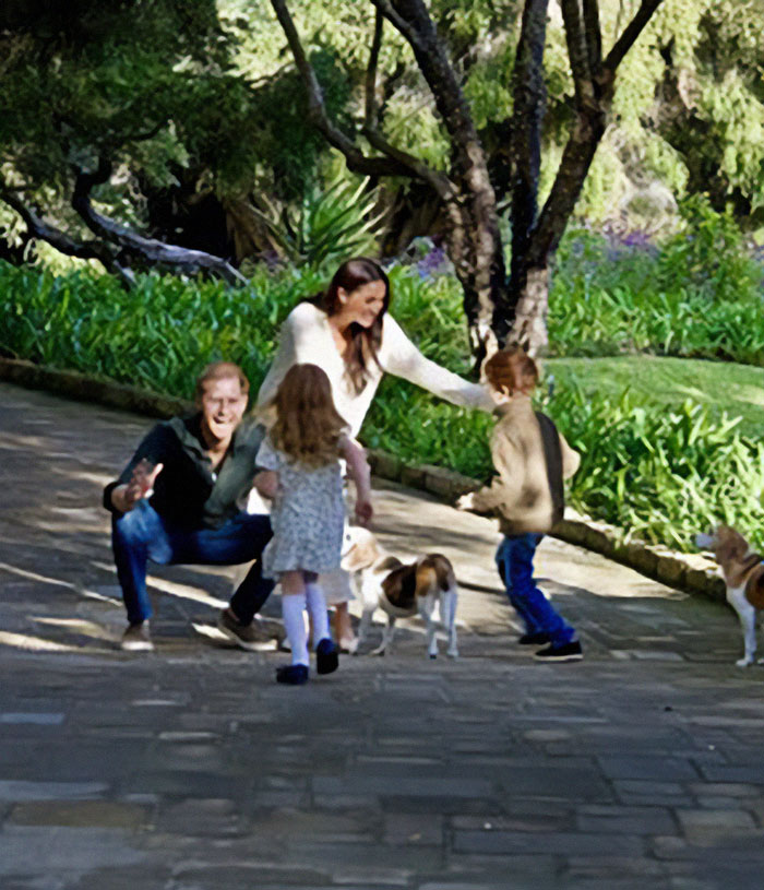 “No Way Those Kids Are Theirs”: Outrage After Harry And Meghan Share Pic Of Kids In Holiday Card “No Way Those Kids Are Theirs”: Outrage After Harry And Meghan Share Pic Of Kids In Holiday Card