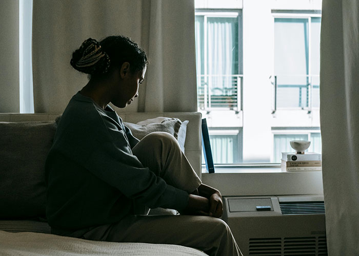 Man Leaves Dinner With Friends While GF Is In The Bathroom Because He’s So Upset Over Her Hair Man Leaves Dinner With Friends While GF Is In The Bathroom Because He’s So Upset Over Her Hair