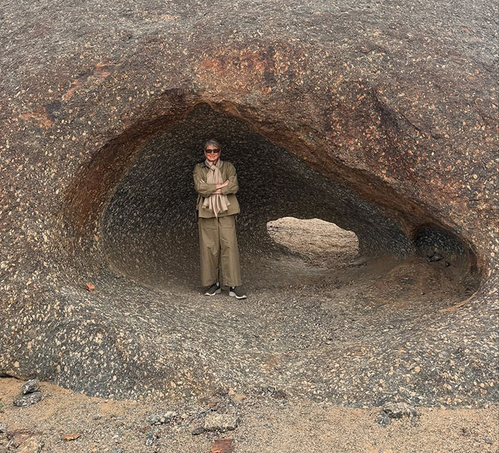 Martha Stewart Accused Of Making Embarrassing Photoshop Fail: “Where Did Your Hand Go?” Martha Stewart Accused Of Making Embarrassing Photoshop Fail: “Where Did Your Hand Go?”