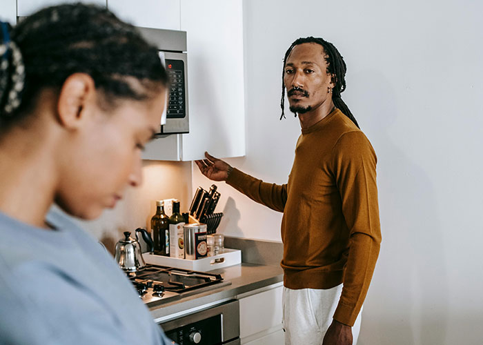 Man Leaves Dinner With Friends While GF Is In The Bathroom Because He’s So Upset Over Her Hair Man Leaves Dinner With Friends While GF Is In The Bathroom Because He’s So Upset Over Her Hair