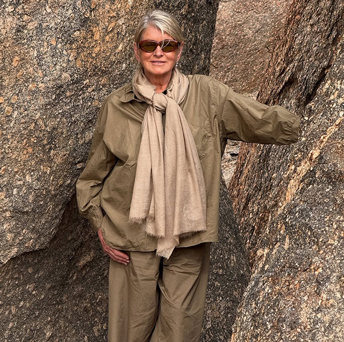 Martha Stewart Accused Of Making Embarrassing Photoshop Fail: “Where Did Your Hand Go?” Martha Stewart Accused Of Making Embarrassing Photoshop Fail: “Where Did Your Hand Go?”