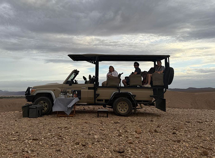 Martha Stewart Accused Of Making Embarrassing Photoshop Fail: “Where Did Your Hand Go?” Martha Stewart Accused Of Making Embarrassing Photoshop Fail: “Where Did Your Hand Go?”