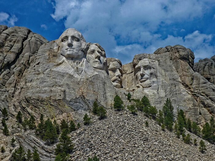 Mount Rushmore with clear blue sky, highlighting amazing views in South Dakota.