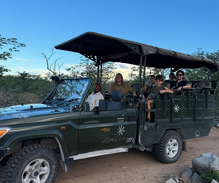 Martha Stewart Accused Of Making Embarrassing Photoshop Fail: “Where Did Your Hand Go?” Martha Stewart Accused Of Making Embarrassing Photoshop Fail: “Where Did Your Hand Go?”