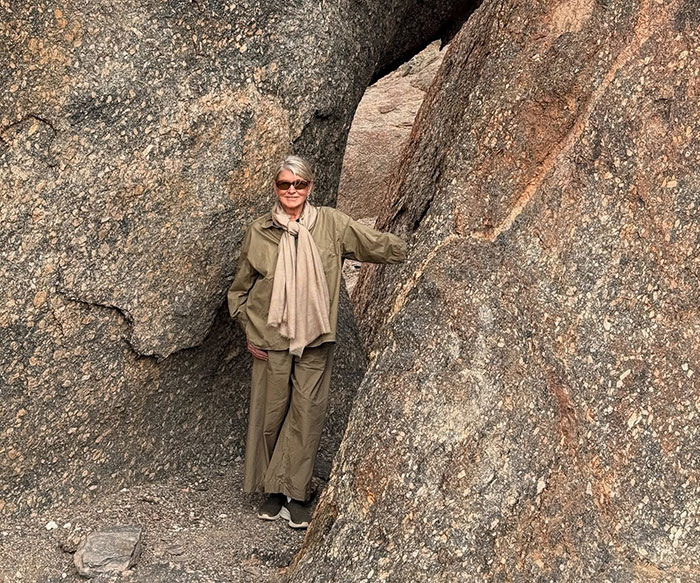 Martha Stewart Accused Of Making Embarrassing Photoshop Fail: “Where Did Your Hand Go?” Martha Stewart Accused Of Making Embarrassing Photoshop Fail: “Where Did Your Hand Go?”