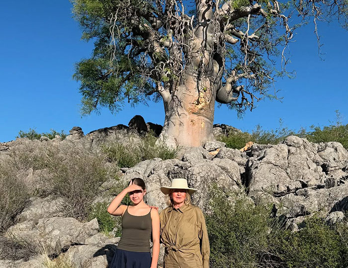 Martha Stewart Accused Of Making Embarrassing Photoshop Fail: “Where Did Your Hand Go?” Martha Stewart Accused Of Making Embarrassing Photoshop Fail: “Where Did Your Hand Go?”