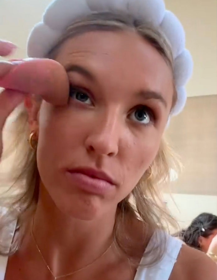 Bride Washes Off Professional Makeup 20 Minutes Before Wedding Because She Doesnât Like It, Sparks Outrage Bride Washes Off Professional Makeup 20 Minutes Before Wedding Because She Doesnât Like It, Sparks Outrage