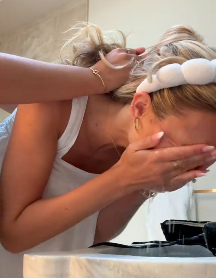 Bride Washes Off Professional Makeup 20 Minutes Before Wedding Because She Doesnât Like It, Sparks Outrage Bride Washes Off Professional Makeup 20 Minutes Before Wedding Because She Doesnât Like It, Sparks Outrage