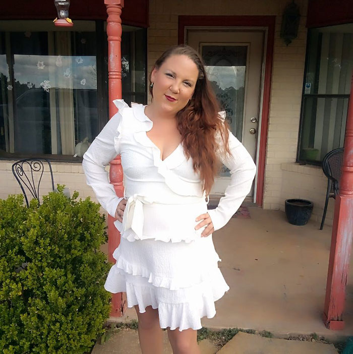 Woman in white dress standing on porch, claiming to be Cherrie Mahan, girl who vanished from bus stop in 1985. Woman in white dress standing on porch, claiming to be Cherrie Mahan, girl who vanished from bus stop in 1985.