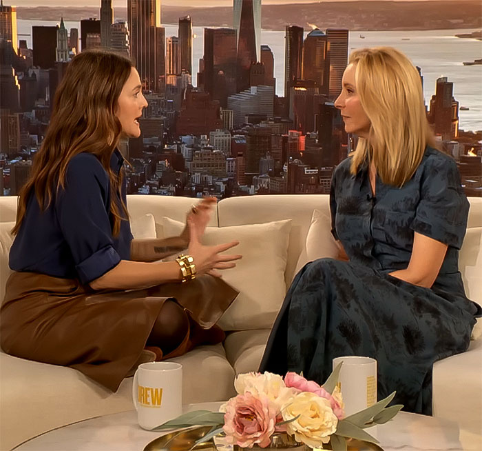 “Timing Is Everything”: Lisa Kudrow Finds Note Left By Matthew Perry Inside ‘Friends’ Cookie Jar “Timing Is Everything”: Lisa Kudrow Finds Note Left By Matthew Perry Inside ‘Friends’ Cookie Jar