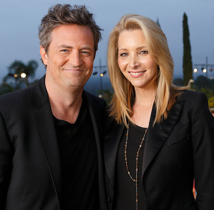 “Timing Is Everything”: Lisa Kudrow Finds Note Left By Matthew Perry Inside ‘Friends’ Cookie Jar “Timing Is Everything”: Lisa Kudrow Finds Note Left By Matthew Perry Inside ‘Friends’ Cookie Jar
