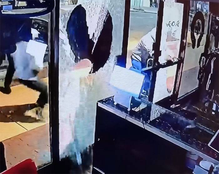 California Store Owner’s Clever Anti-Theft Hack Stumps Robbers: “Well Played, Sir” California Store Owner’s Clever Anti-Theft Hack Stumps Robbers: “Well Played, Sir”