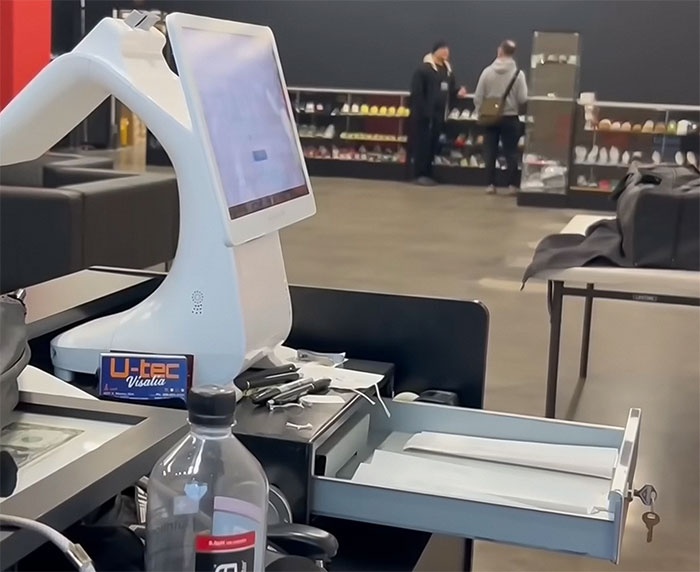 California Store Owner’s Clever Anti-Theft Hack Stumps Robbers: “Well Played, Sir” California Store Owner’s Clever Anti-Theft Hack Stumps Robbers: “Well Played, Sir”