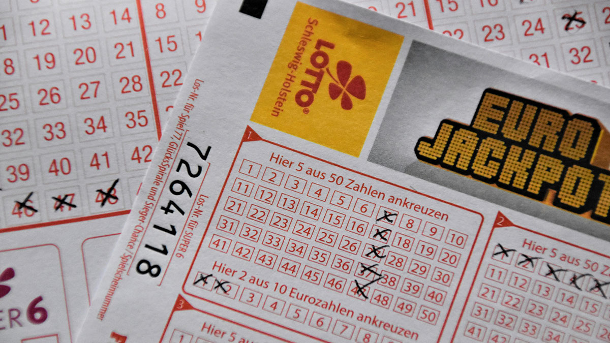 Some Random Aussie Just Pocketed $20M By Winning Powerball Jackpot, Netizens Discuss Their Luck