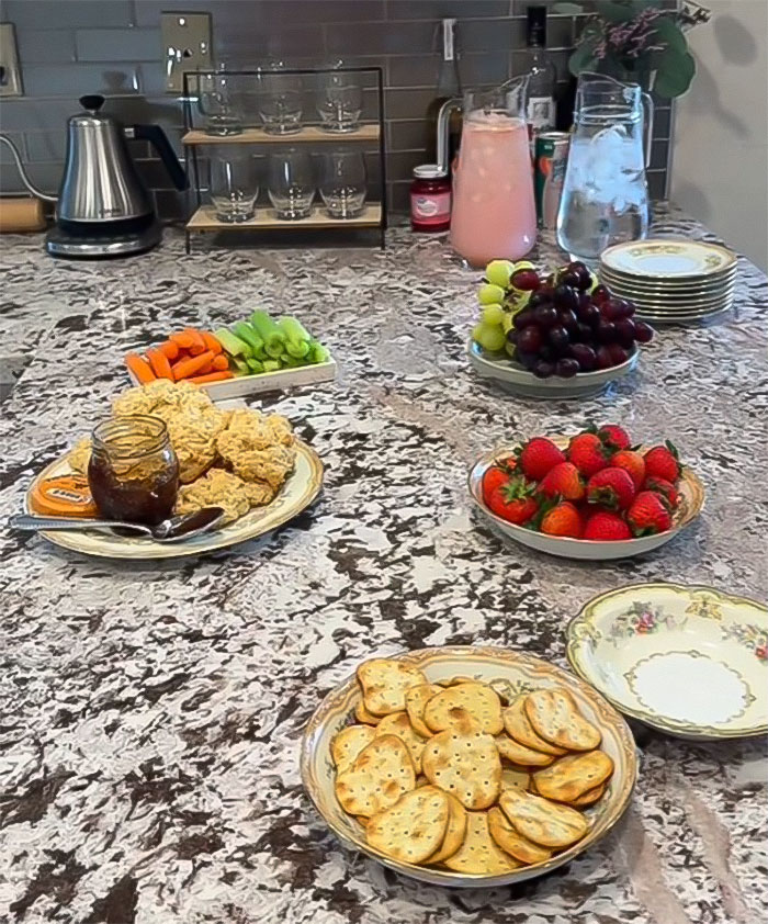 “It’s So Hard To Make Friends”: Woman Breaks Down After Throwing Lavish Party That No One Went To “It’s So Hard To Make Friends”: Woman Breaks Down After Throwing Lavish Party That No One Went To