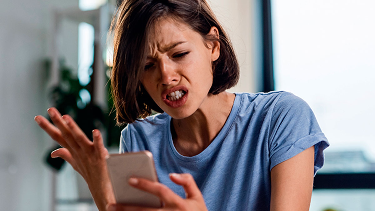 Decade Of Friendship Shatters With One Text, Leaving Man Uninvited 2 Days Before BFF’s Wedding