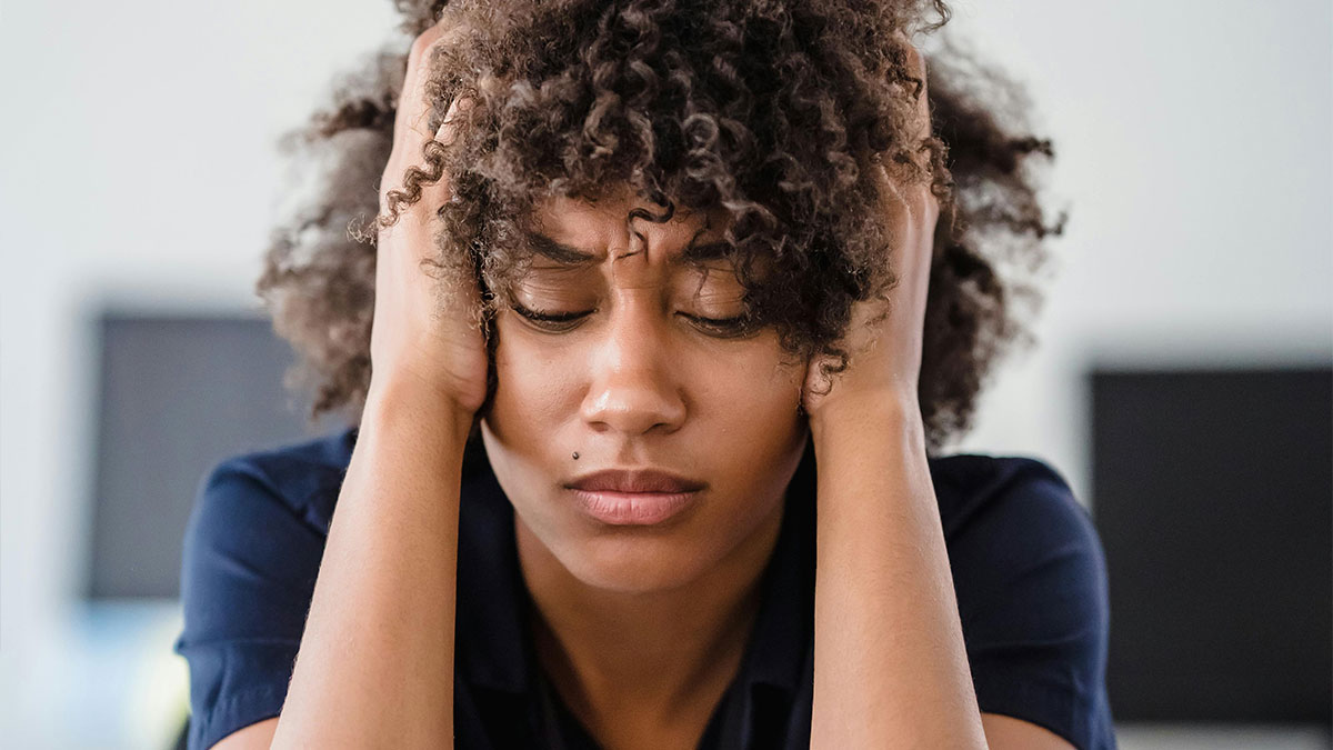 Man Leaves Dinner With Friends While GF Is In The Bathroom Because He’s So Upset Over Her Hair