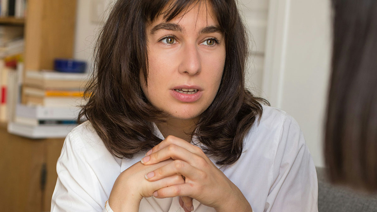 “She Actually Broke The Entire Board”: Friend’s Weight Leaves Host Couchless And Confused