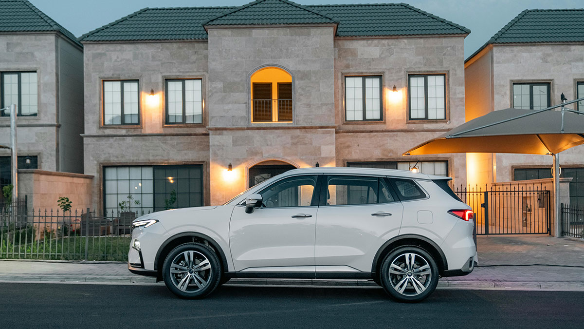 Homeowner Tired Of Driveway Blockers, Keeps Having Cars Towed, Airbnb Guests Are Furious