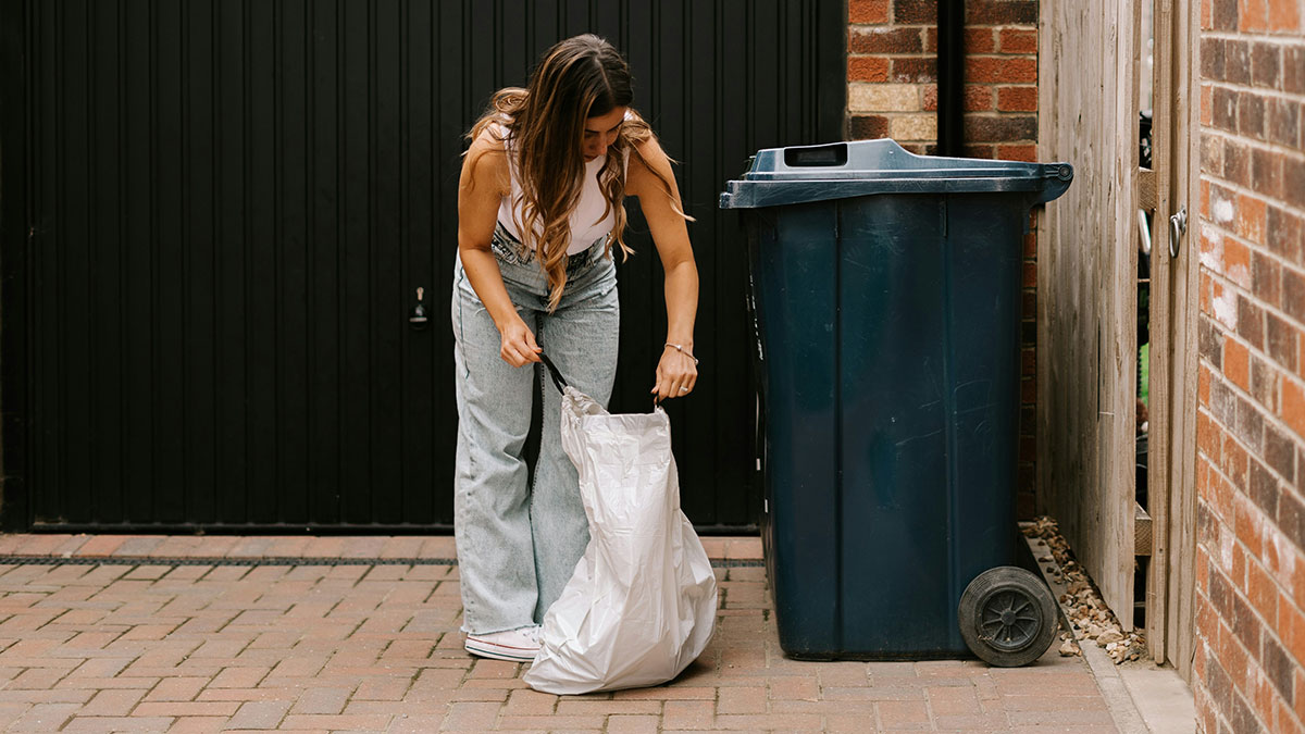 “Absolute Chaos”: City’s Money-Saving Policy Backfires, Turns It Into A Post-Apocalyptic Dump