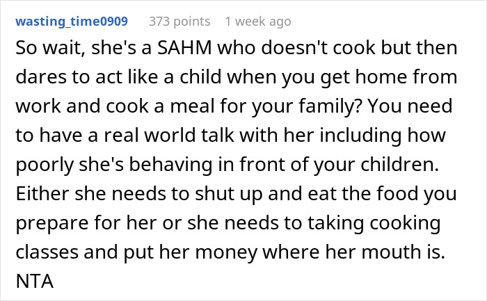 Text exchange about husband-wife cooking drama, discussing stay-at-home responsibilities and meal preparation conflicts. Text exchange about husband-wife cooking drama, discussing stay-at-home responsibilities and meal preparation conflicts.