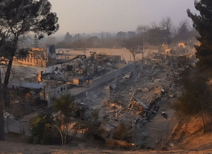La fire aftermath showing extensive damage and debris, highlighted in the context of Justine Bateman's commentary. La fire aftermath showing extensive damage and debris, highlighted in the context of Justine Bateman's commentary.
