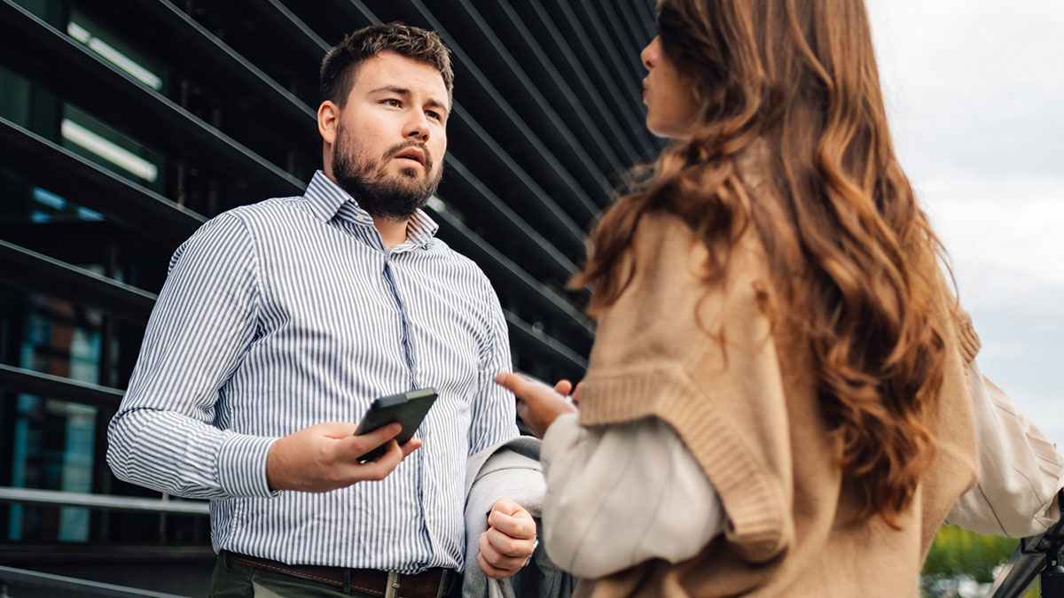 Man Accidentally Outsmarts Scammer, Gets Applauded At Police Station