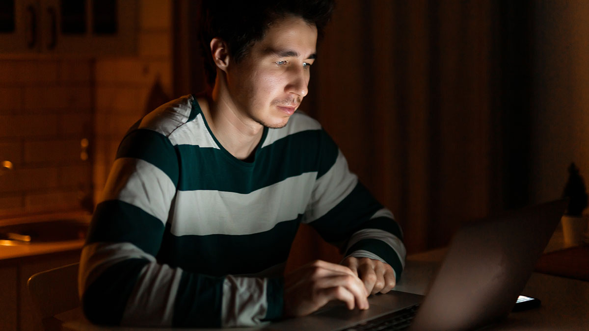 Hawaii Trip Planned With “Close Friends” Unravels As Woman Discovers They Never Existed